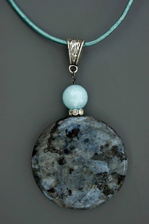 Disque de LARVIKITE (labradorite noire) cristal et amazonite sur cuir